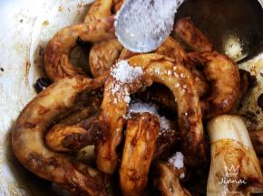 加入白糖，翻炒均匀。