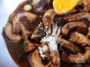 加入鸡精提鲜，转大火再继续炖煮二十分钟，看到汤汁收的差不多时关火，继续焖十分钟。