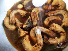 炖到三十分钟时，加盐。