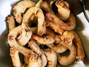 下入鸡脖翻炒均匀。