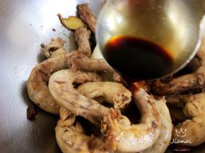 加入生抽，生抽可以增鲜，用量略略大一些。