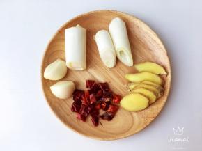 葱、姜、蒜、辣椒段。