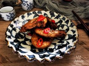 鸡脖这样做特别入味，香辣适中，不似外面买的添加了许多辣精，自己做的辣的柔和，是一道下酒的小吃食。