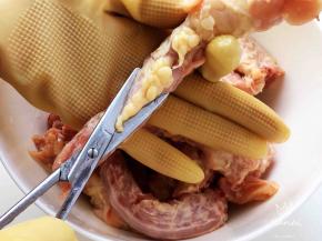 鸡脖买回来必须用剪刀去掉表层所有杂质，剪刀会清理的方便顺手，还干净。冷水浸泡一小时以上或入冰箱冷藏隔夜，焯烫去血沫，并温水冲洗干净控水。