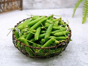 朋友邮寄来的一箱豌豆，好新鲜呀！