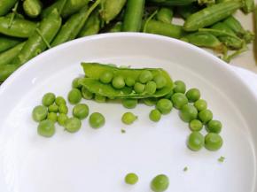 将豌豆粒剥出，一次吃不完可以密封速冻。