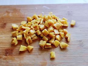 首先将萝卜干洗干净，再切小块，我用的是这种新鲜原味的萝卜干。(可以根据个人喜好选择)