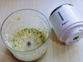 大蒜去皮放入绞肉机中，搅碎盛出备用。
