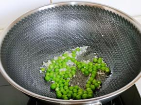 加入豌豆粒煸炒2分钟。