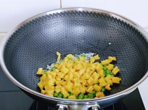 加入萝卜干翻炒均匀。