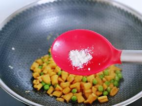 加入鸡粉。(不喜欢可以不加)