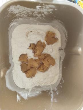 面团材料除黄油外全部放入面包机揉面。