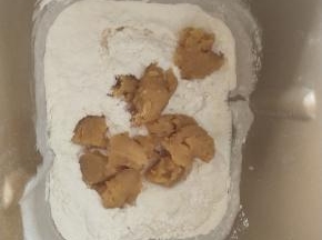 面团材料除黄油外全部放入面包机揉面。