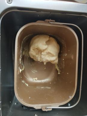 揉成团后加入黄油继续揉，
