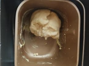 揉成团后加入黄油继续揉，
