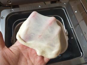 揉出薄膜即可。然后进行基础发酵，发酵到2倍大。
