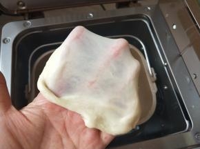 揉出薄膜即可。然后进行基础发酵，发酵到2倍大。
