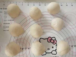分割成9个小球，然后盖保鲜膜静置松弛10分钟。