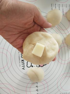 每个小球里包上一块奶酪块。
