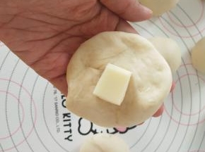 每个小球里包上一块奶酪块。
