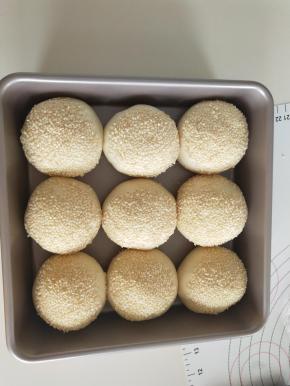 烤箱中层180度，20分钟左右，根据上色情况而决定是否盖锡纸，烤到表面金黄色即可。