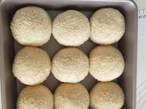 烤箱中层180度，20分钟左右，根据上色情况而决定是否盖锡纸，烤到表面金黄色即可。