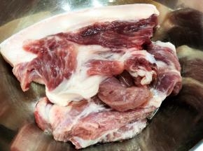 猪肉选择3分肥肉的肉头为上，洗净沥干水分，剁碎，不需要太碎，才有口感。