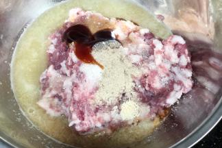 肉碎中加入辅料中所有材料（冬菇除外）