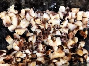 冬菇提前泡好，切丁，加入少许麻油搅拌均匀