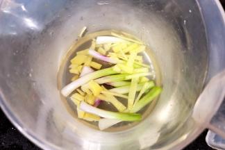 取6根葱白，4片姜，90克水，用料理机打成葱姜水备用