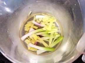 取6根葱白，4片姜，90克水，用料理机打成葱姜水备用