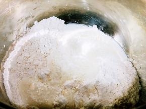 肉馅冷藏的过程，我们开始揉面，厨师机中放入所有主料，搅打20分钟左右。