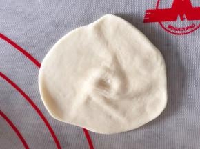 25克一个剂子，擀成中间厚，旁边薄的包子皮