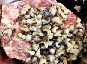 把肉馅和冬菇混合均匀