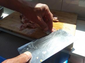 鸡胗洗净后分成2块，然后片成2层。