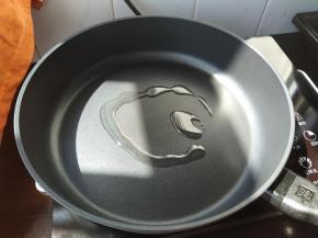 平底锅淋少许植物油。