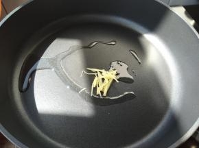 下姜丝炒香。