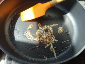 孜然也一起下锅，微微炸香。