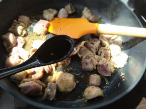 再来1勺生抽，大火煸炒均匀。