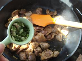 最后鸡胗的颜色全部都变深了，撒上葱花即可。