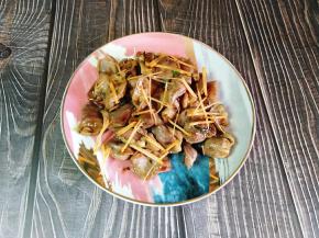 最后装盘，撒上一点胡萝卜丝装饰就完成了。