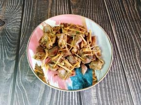最后装盘，撒上一点胡萝卜丝装饰就完成了。