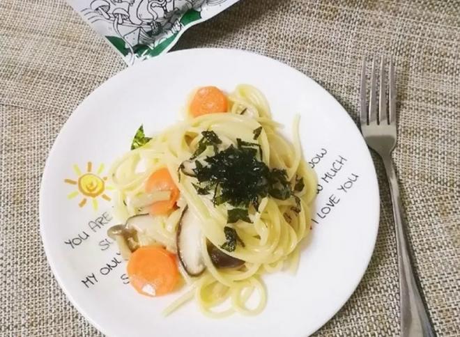 美味的奶油培根意大利面