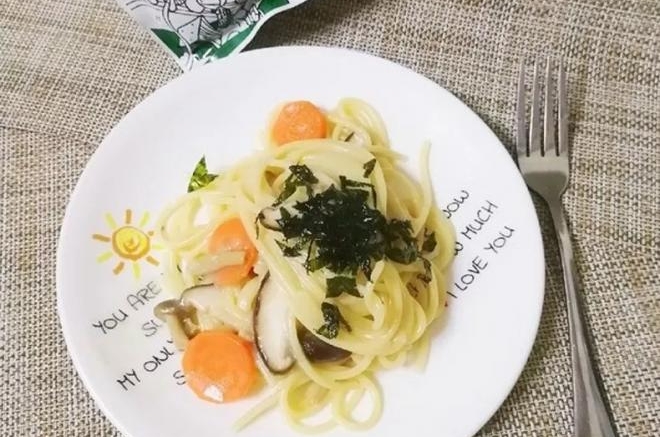 美味的奶油培根意大利面