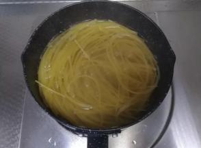 盖盖子煮8-10分钟。中小火煮。当心溢出来，看好锅，期间搅拌两次。用的不粘锅，不会粘锅糊底。