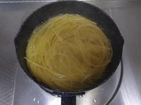 盖盖子煮8-10分钟。中小火煮。当心溢出来，看好锅，期间搅拌两次。用的不粘锅，不会粘锅糊底。