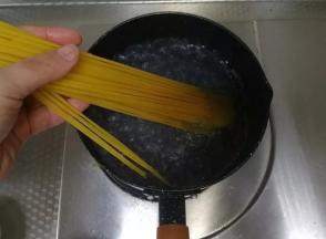 锅里放半锅清水。盖盖子，开中火将水烧开。烧开后，加入一勺盐，搅拌均匀。一定要放盐，不然意面会没味道。放入意面