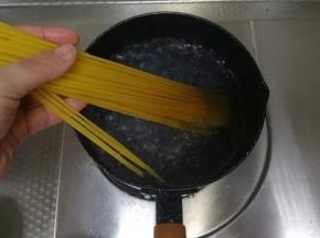 锅里放半锅清水。盖盖子，开中火将水烧开。烧开后，加入一勺盐，搅拌均匀。一定要放盐，不然意面会没味道。放入意面