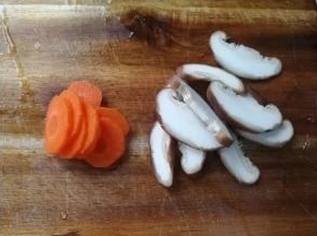 .煮面的时候，胡萝卜洗净去皮，切薄片，香菇清洗干净，去蒂，切薄片。