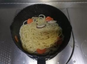 放意面，炒匀，翻炒1分钟即可出锅。